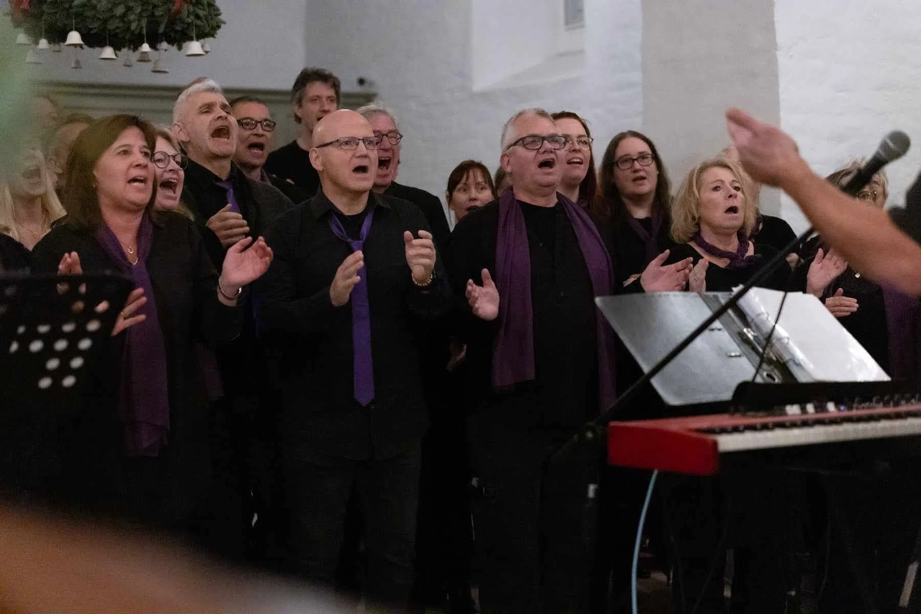 Gospelkoret står i kirken og synger