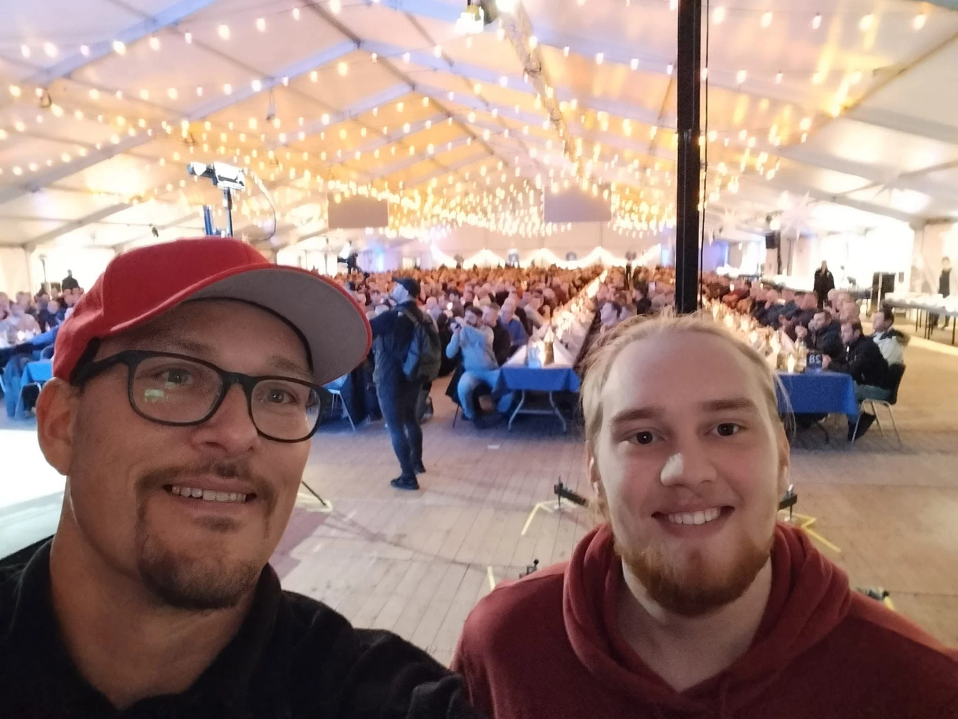 Stefan og en medmusiker foran deltagerne ved et arrangement